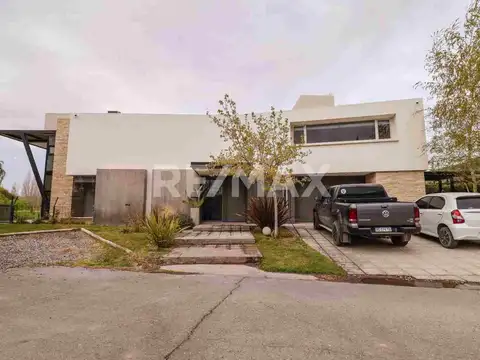 VENTA CASA LA ZAGALA CON FONDO DE LAGUNA