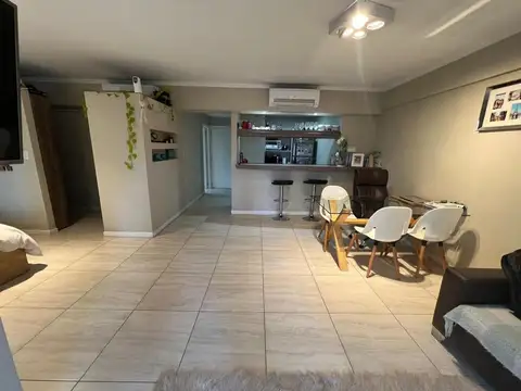 Amplio departamento  2 amb. Apto Prof. Cochera. Amenities.