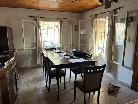 Casa 6 ambientes con 2 baños
