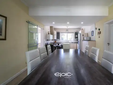 Casa en Venta con 3 cocheras