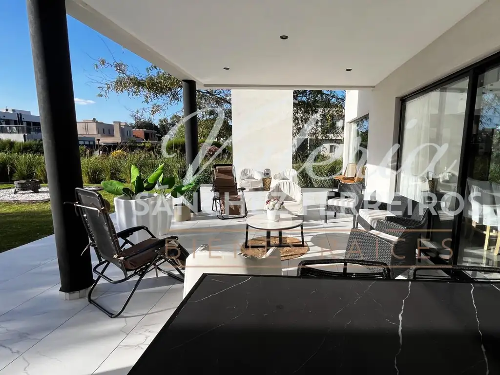 Casa - 350  m² Cubierta | 4 dormitorios | 4 baños | 5 ambientes | 2 cocheras | Excelente