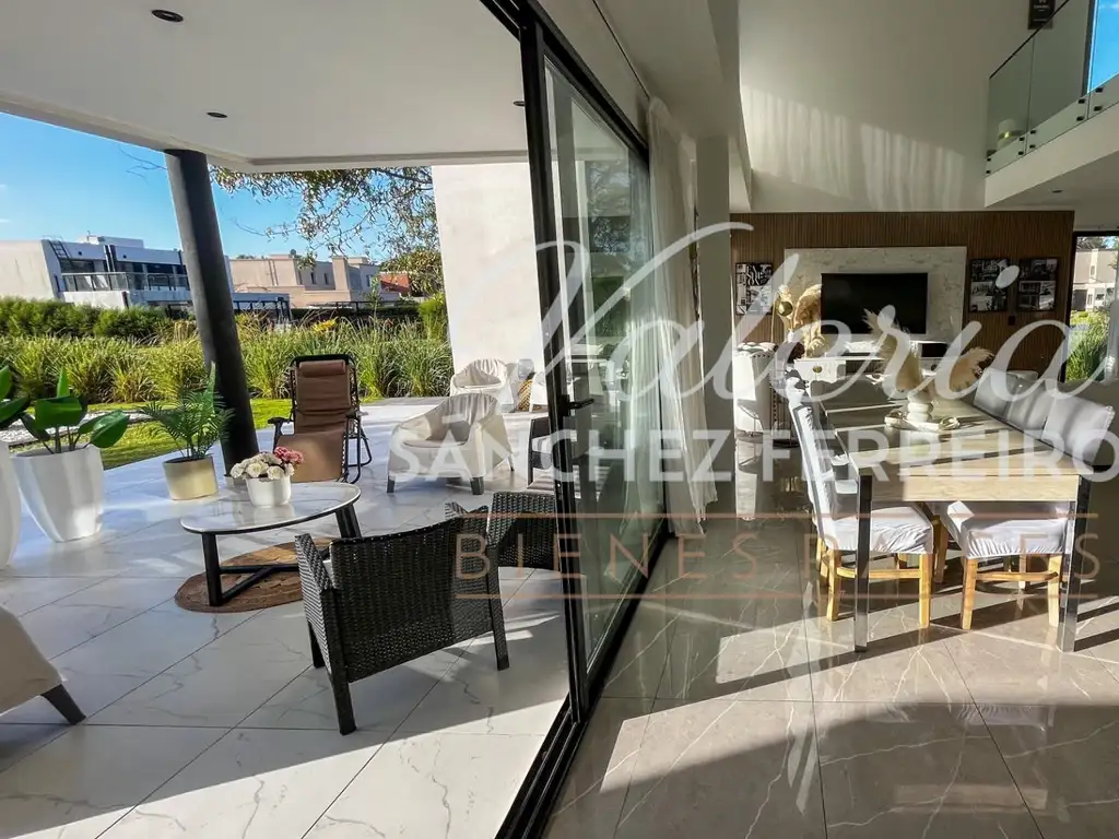 Casa en Venta - 4 dormitorios - USD 550.000