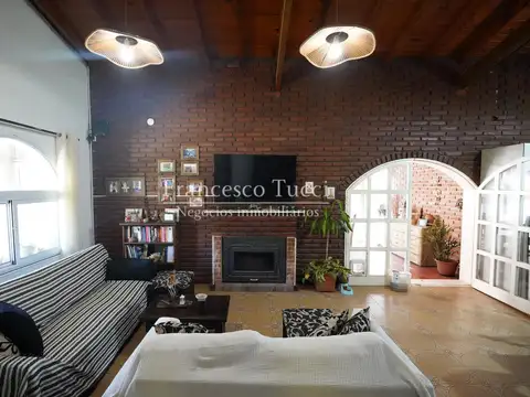 Casa en Venta con 2 cocheras