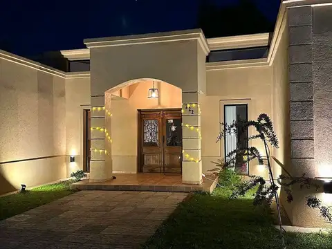 Casa venta 4 amb B° El Aromo Loma Verde c/ depend.