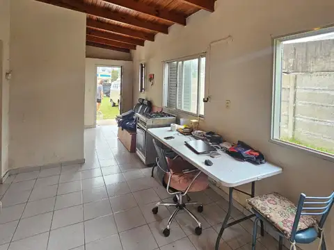 Casa de 2 dormitorios - garages y fondo -