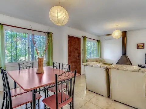 Casa 6 ambientes con 2 baños