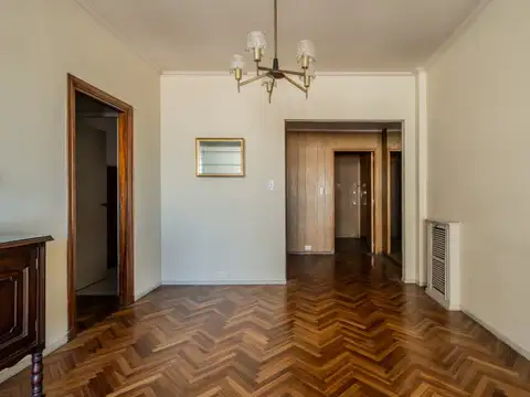 Departamento cuatro ambientes con balcón. Vista abierta a Parque Rivadavia, Caballito. Baulera.