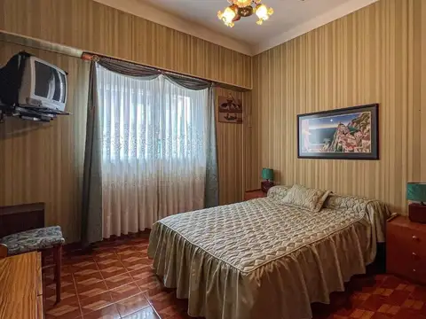 VENTA CASA 4 AMB +DPTO 2 AMB GARAGE PATIO LA PERLA