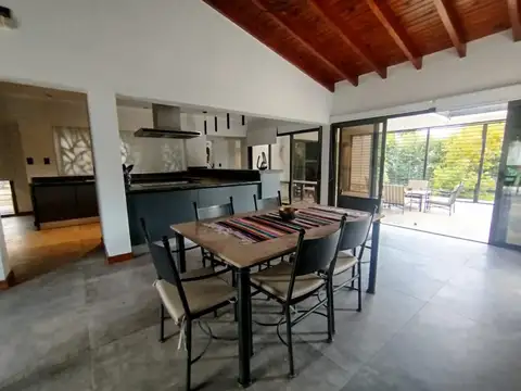 Casa 10 ambientes con 5 baños