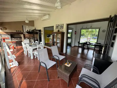 Casa 4 ambientes con 2 baños