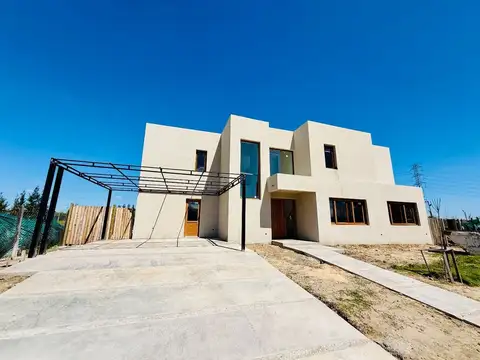 Casa a ESTRENAR - Laguna Grande, Pileta CALIDAD