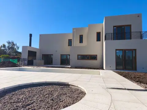 Casa a ESTRENAR - Laguna Grande, Pileta CALIDAD