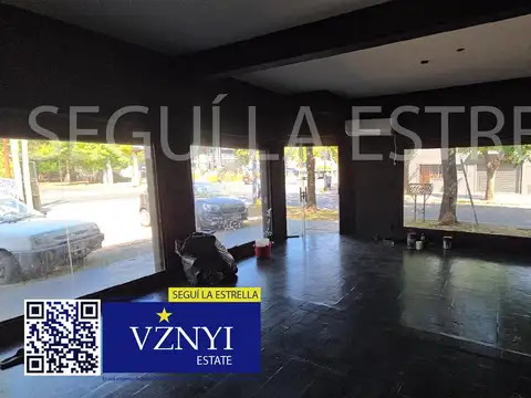 Local en esquina con ingreso vehicular