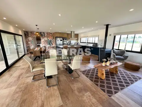 Casa 5 Ambientes, 3 Dormitorios con Pileta y Jacuzzi, Chacras de La Trinidad