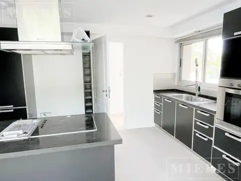 Casa en Alquiler con 4 cocheras