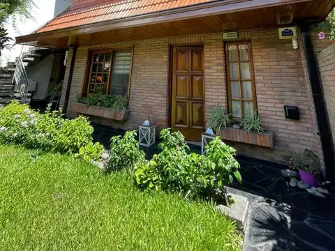 PH en  venta de 4 ambientes  con patio en excelente estado - Wilde