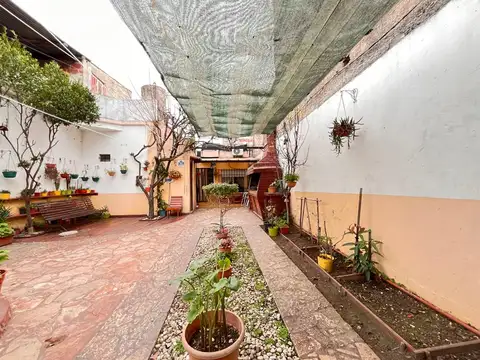 CASA EN VENTA CASEROS 5 AMB PERMUTA  A. CREDITO