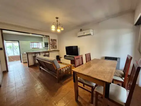 Casa 4 ambientes con 2 baños