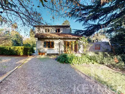 Casa de 4 dormitorios con pileta en venta en City Bell