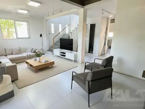 CASA | 4 AMBIENTES | JARDÍN | PARA RECICLAR | COCHERA | PASAJE TRANQUILO Ituzaingó