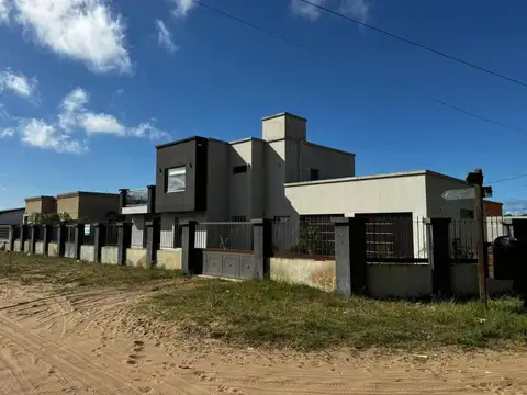 MODERNA CASA CON PARQUE Y GARAGE