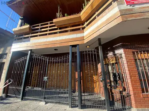 Casa a la venta en Lomas Del Mirador 7 ambientes- Ideal Familia Numerosa