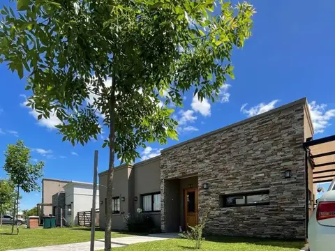 Casa  en Venta en Santa Lucia, Pilar del Este, Pilar