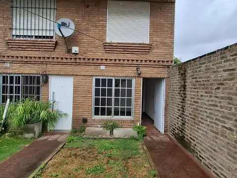 Duplex de tres ambeintes en alquiler en Isidro Casanova