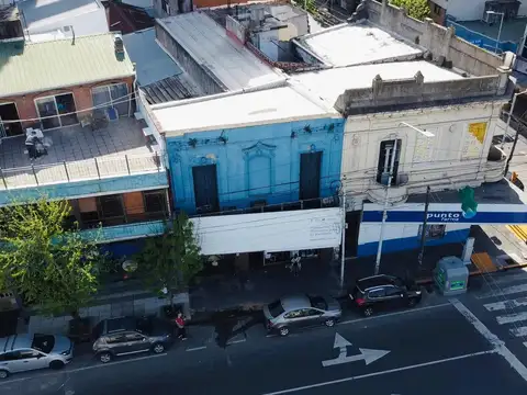 PLENO CENTRO. LOCAL SOBRE LOTE PROPIO, CON ESTACIONAMIENTO