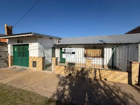 Venta casa con cochera y fondo en Villa Dominico