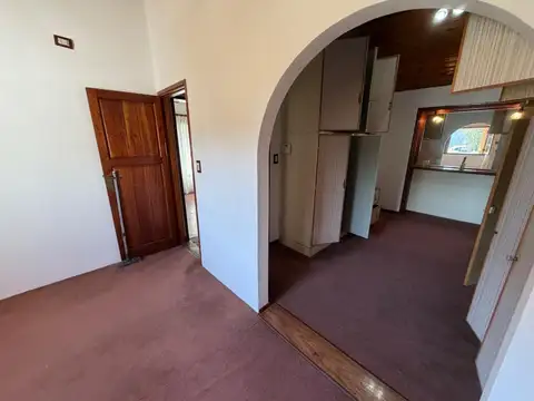 Venta casa con cochera y fondo en Villa Dominico