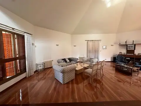 Casa en Venta con 4 cocheras