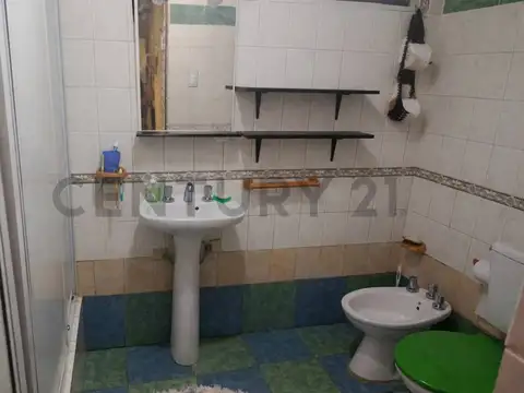 VENTA CASA 2 AMBIENTES CON COCHERA Y PATIO