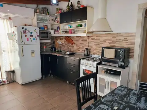 Casa en venta + 3 deptos en  Caseros
