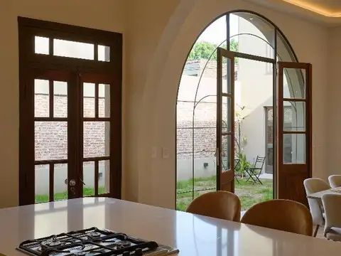 Se vende casa 4 dormitorios con cochera en Rosario