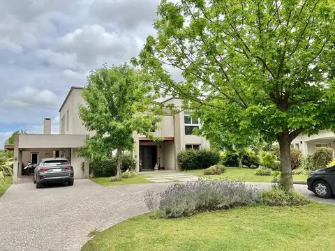 ESPECTACULAR CASA AL GOLF EN EL RECONOCIDO Bº HARAS SANTA MARIA EN ESCOBAR.