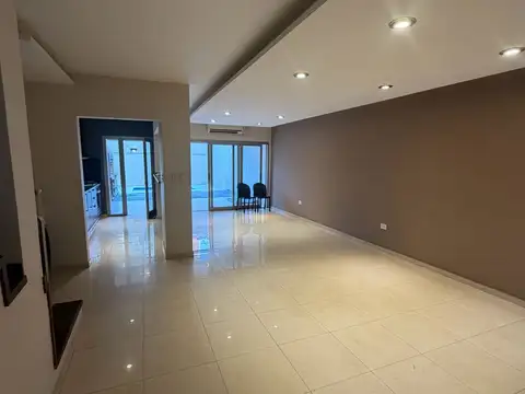   CASA EN VENTA – AMPLIA, MODERNA Y FUNCIONAL  España 1106