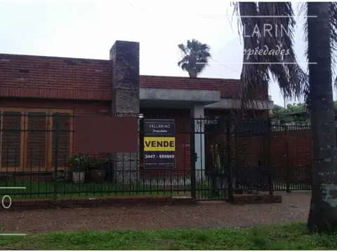 Casa céntrica, Alberdi 185, Colón.