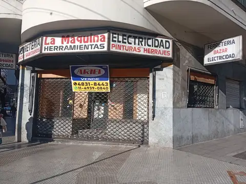 Excelente local con vivienda en esquina. Super Comercial.