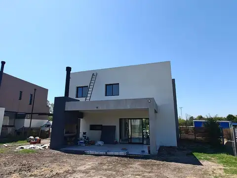 Casa en Venta con 2 cocheras