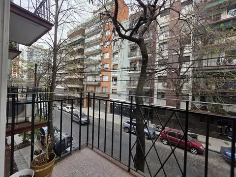 Alquiler departamento de 3 ambientes en colegiales con dos balcónes en los dormitorios al frente.