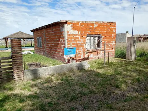 LOTE CON CONSTRUCCION Y PILETA