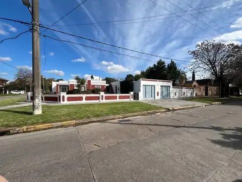 Casa en Venta con 2 cocheras