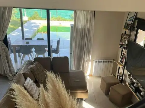 Casa en Venta con 3 cocheras