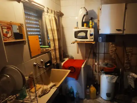 Casa 13 ambientes con 2 baños