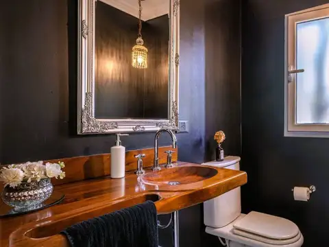 Casa en Alquiler con 3 cocheras