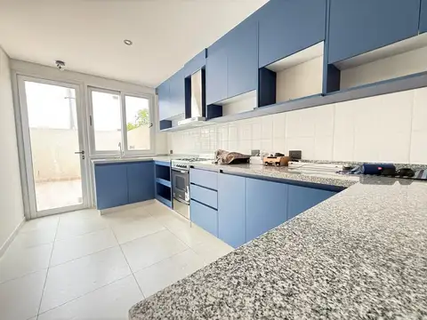 Casa en alquiler de 3 dormitorios con cochera