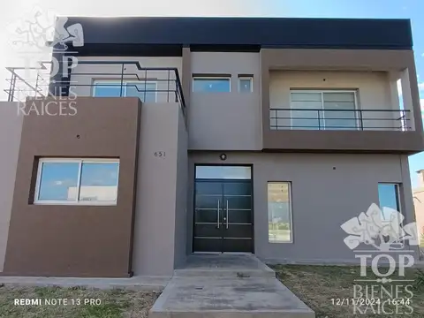 Casa 5 ambientes con 3 baños