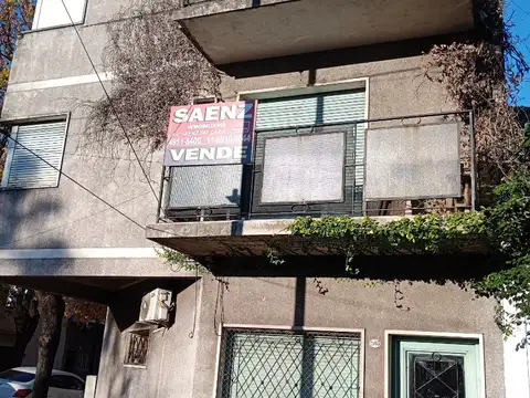DEPARTAMENTO DE 3 AMBIENTES EN PRIMER PISO POR ESCALERA   CON 2 BALCONES   NO PAGA EXPENSAS