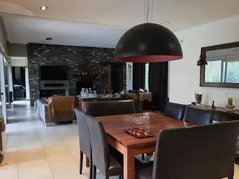 Casa 7 ambientes con 2 baños